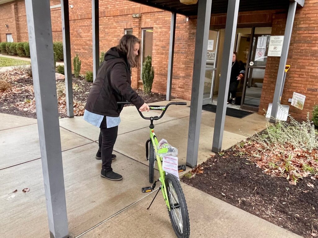 Employee with Trumbull County Children Services helping to unload bikes from IBEW Local 573.