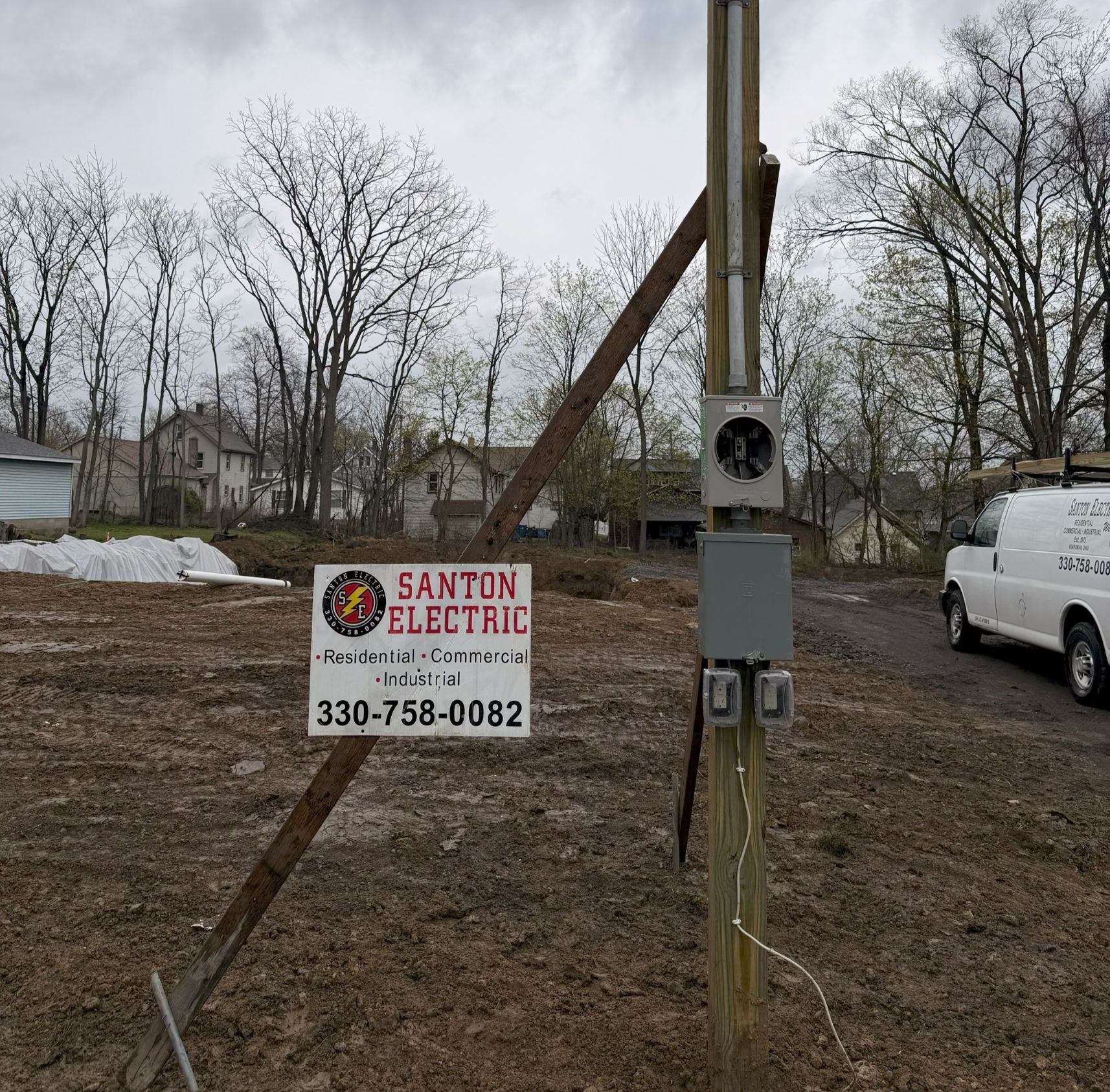 Santon Electric sign near the Dylan's House site in Struthers.